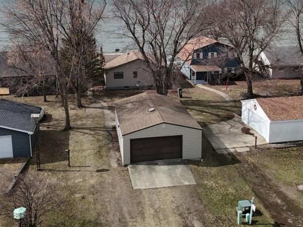 25631 105th Street , Spirit Lake, IA 51360