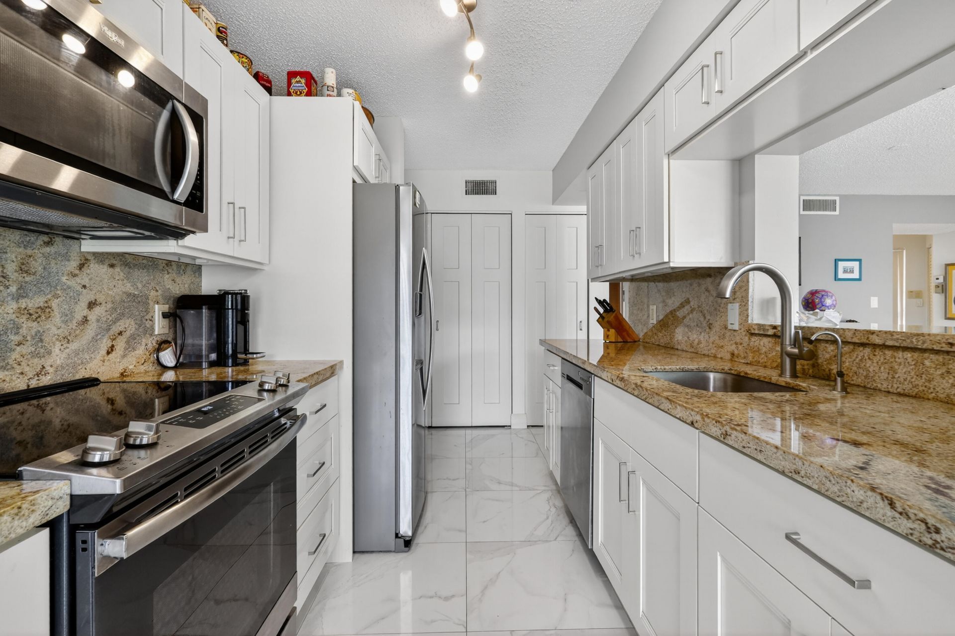 110 Half Moon Circle, Unit D2, Hypoluxo, FL 33462 Photo