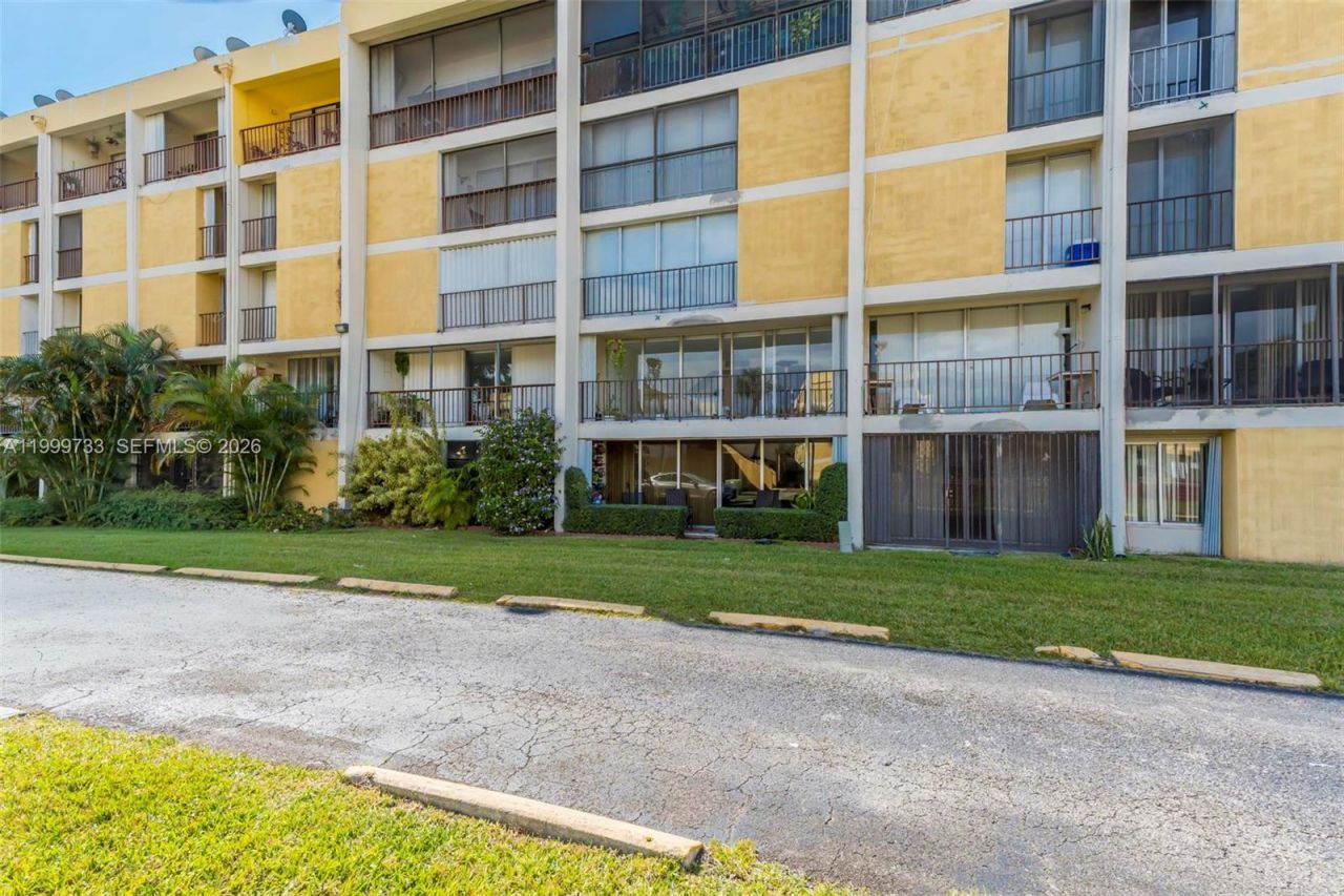 9210 Fontainebleau Blvd, Unit 104, Miami, FL 33172 Photo