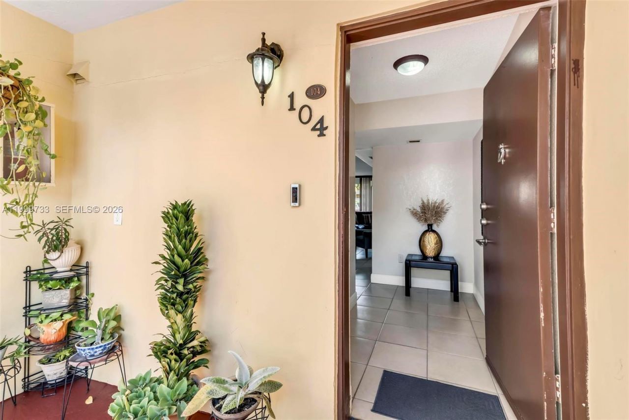9210 Fontainebleau Blvd, Unit 104, Miami, FL 33172 Photo