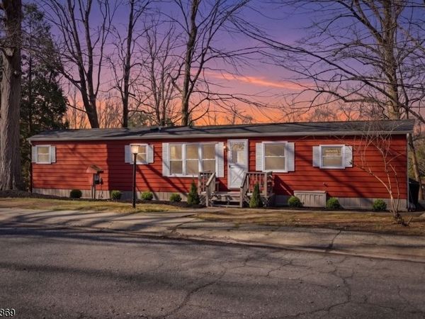 12 Watergate Dr, High Bridge, NJ 08829