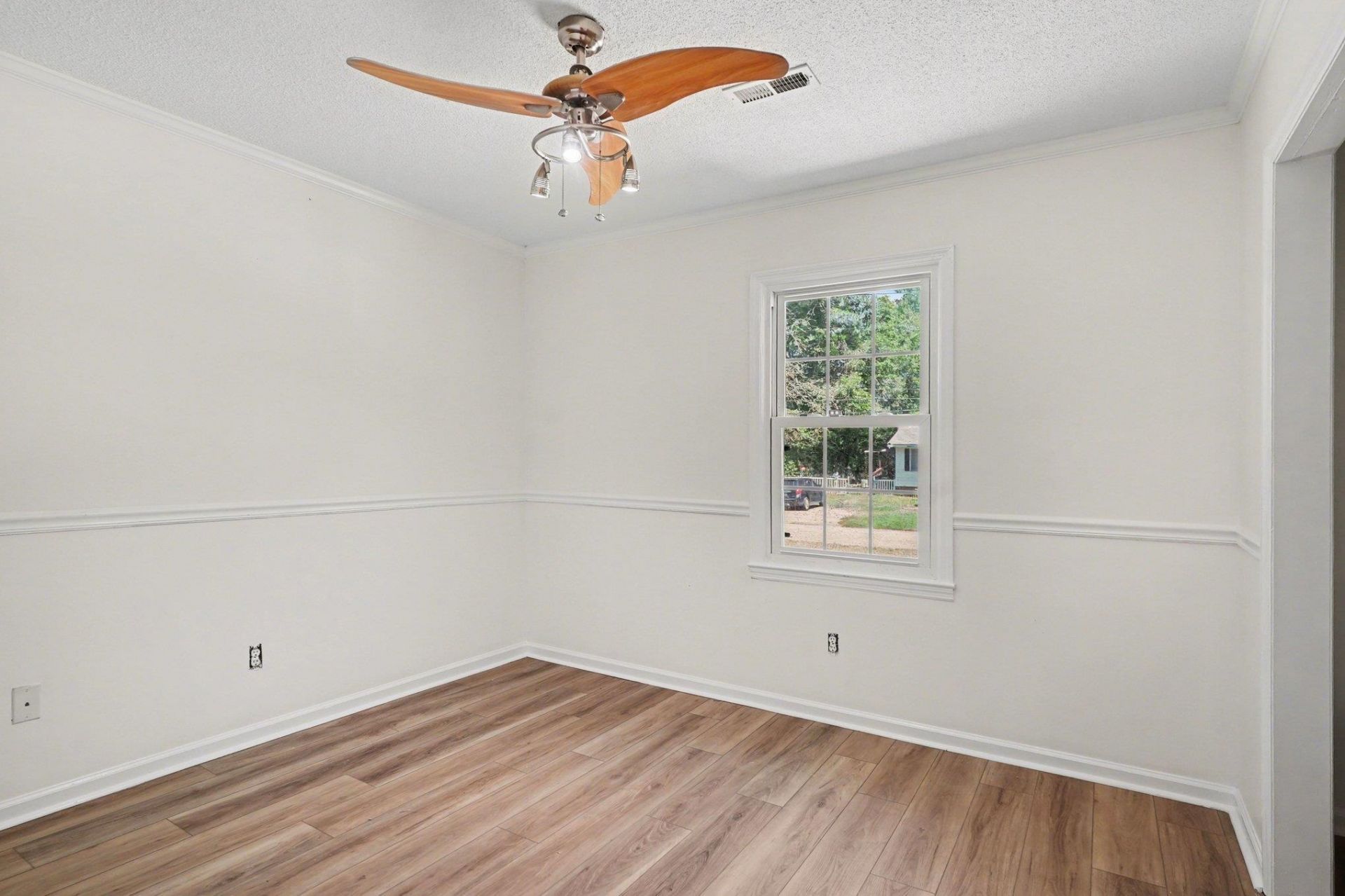 1305 Barker St. Photo 15