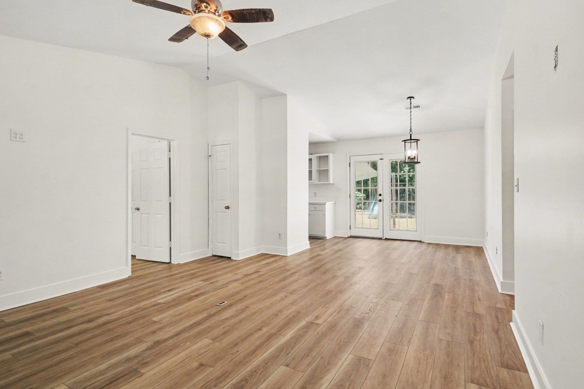 1305 Barker St. Photo 8