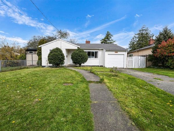 1662 Freeman Ave, Saanich, BC V8P 1P6