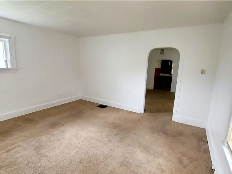 18 Whitney Avenue S, Youngstown, OH 44509 Photo 2