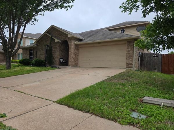 825 Forest Heights Drive , Fort Worth, TX 76036