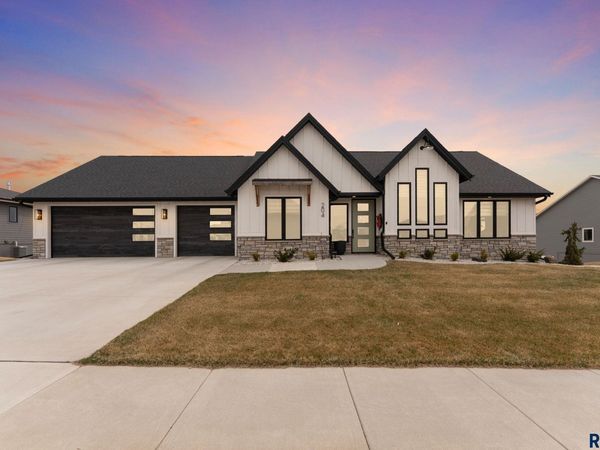 204 N Piper Dr, Sioux Falls, SD 57110