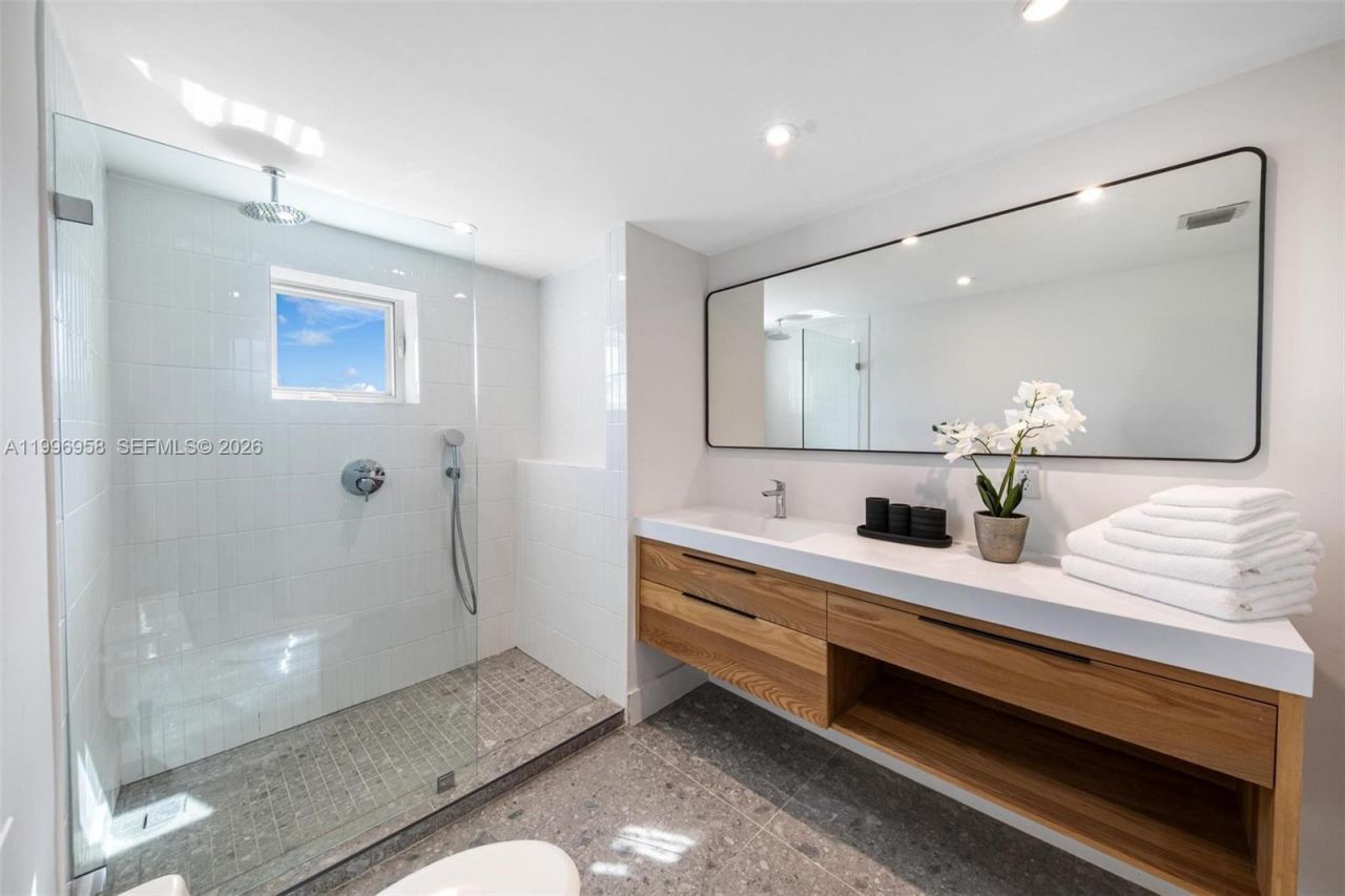 10300 W Bay Harbor Dr, Unit 9D, Bay Harbor Islands, FL 33154 Photo