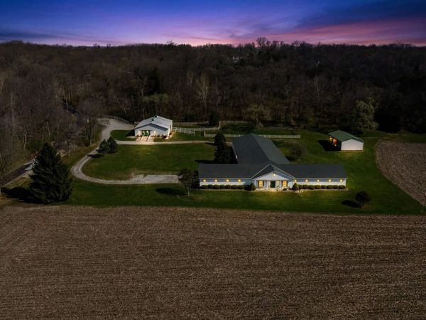 221 W SINGING WOODS Road, Chillicothe, IL 61523