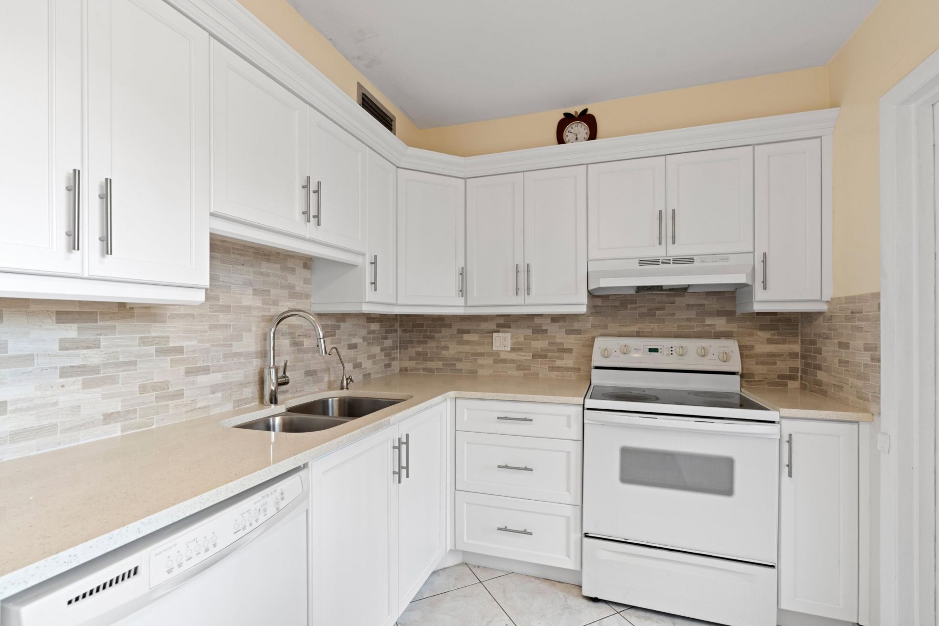 4000 NW 44th Avenue, Unit 207, Lauderdale Lakes, FL 33319 Photo