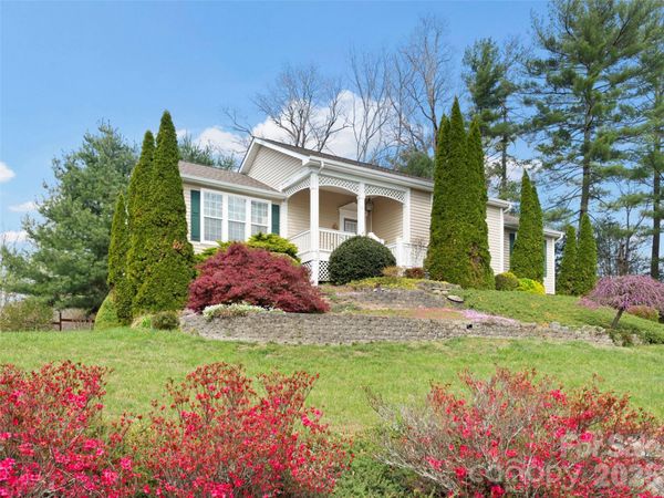 21 Old Applewood Lane, Hendersonville, NC 28739