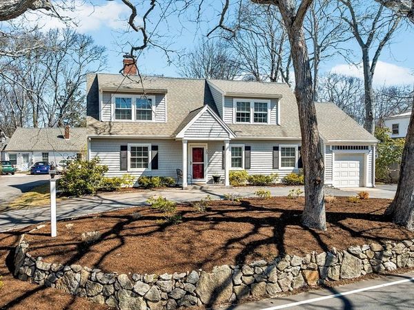 70 Lakeview Ave, Falmouth, MA 02540