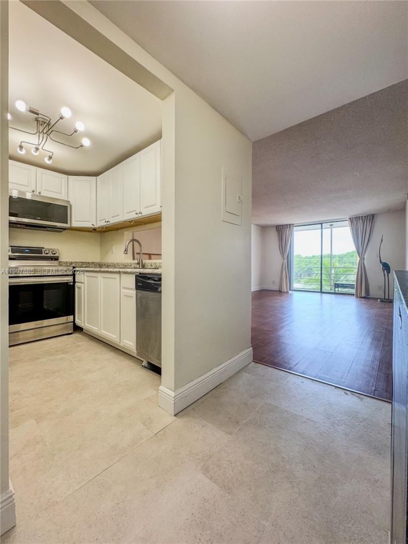 2935 NE 163rd St, Unit 4T, North Miami Beach, FL 33160 Photo