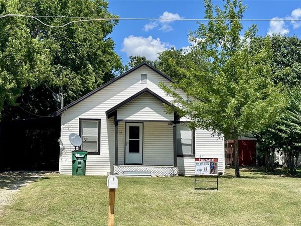 708 Grayson Street , Nocona, TX 76255