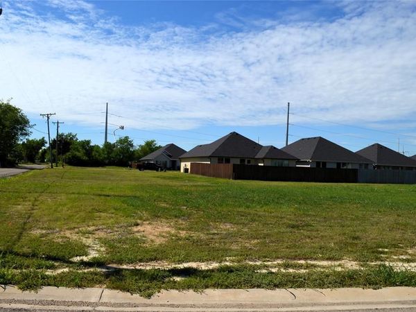 303 Preston Road, Mabank, TX 75147