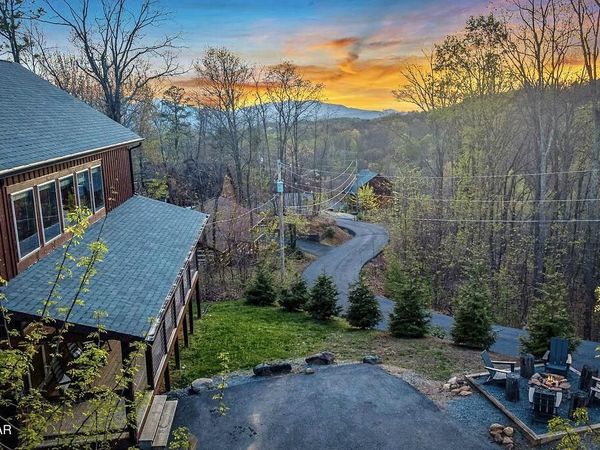 834 Pine Top Lane, Gatlinburg, TN 37738