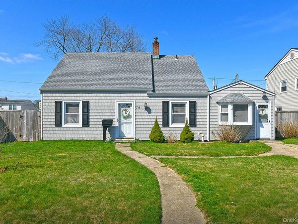 74 Rope Lane, Levittown, NY 11756