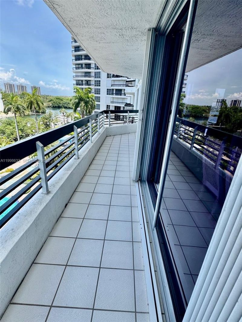 3530 Mystic Pointe Dr, Unit 2607, Aventura, FL 33180 Photo