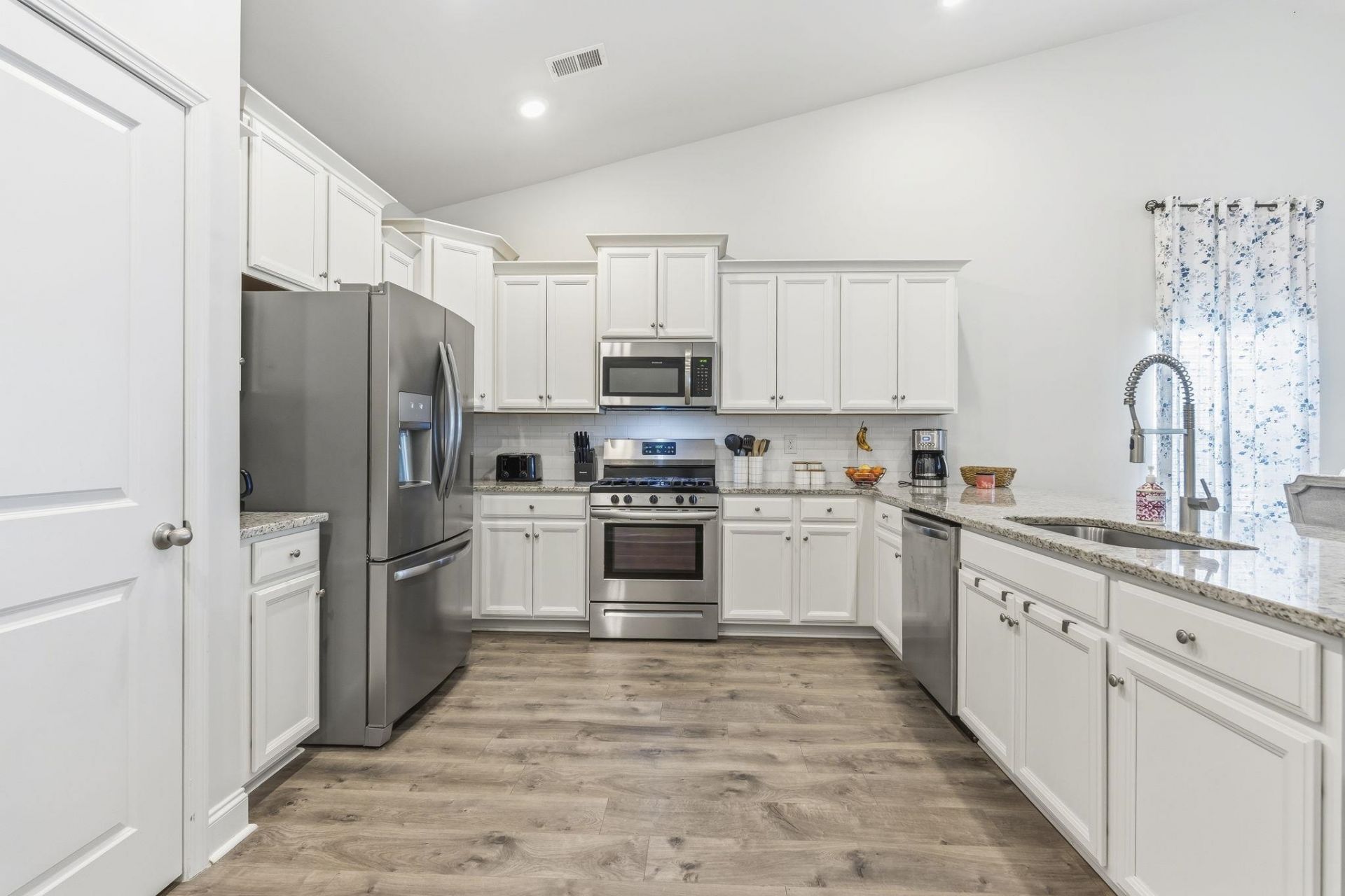 2621 Goldfinch Dr. Photo 7