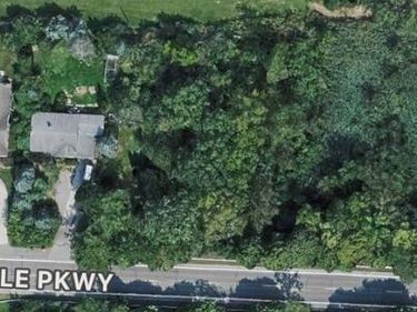 000 Parkway Road , Grosse Ile Twp, MI 48138