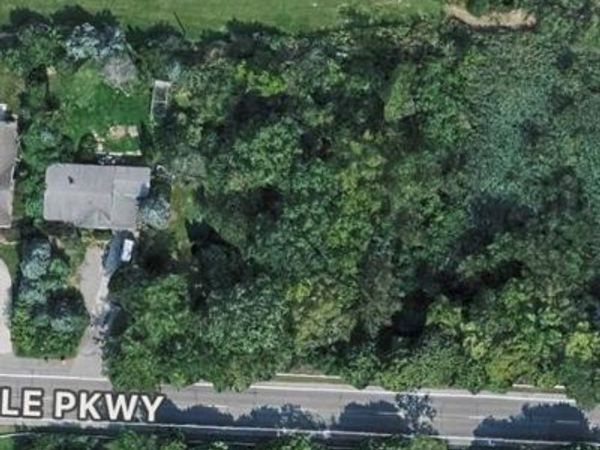 000 Parkway Road , Grosse Ile Twp, MI 48138