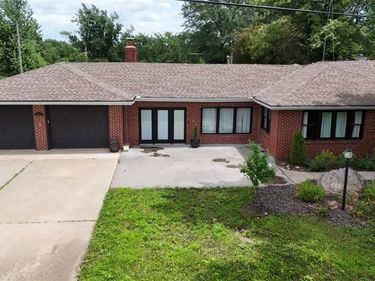 411 S Hillcrest Drive, Maysville, MO 64469