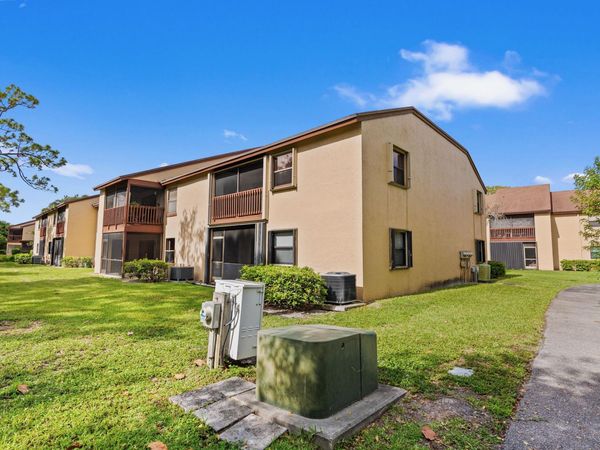 402 Lakeview Drive E, Royal Palm Beach, FL 33411