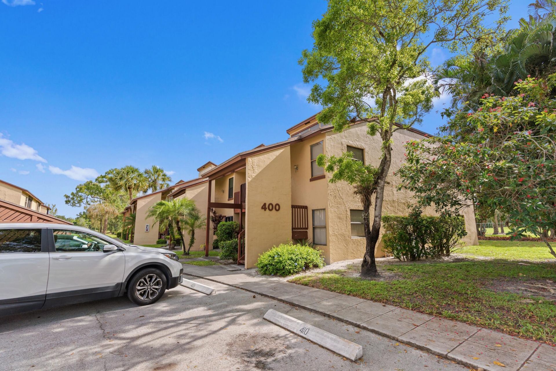 402 Lakeview Drive E, Royal Palm Beach, FL 33411 Photo