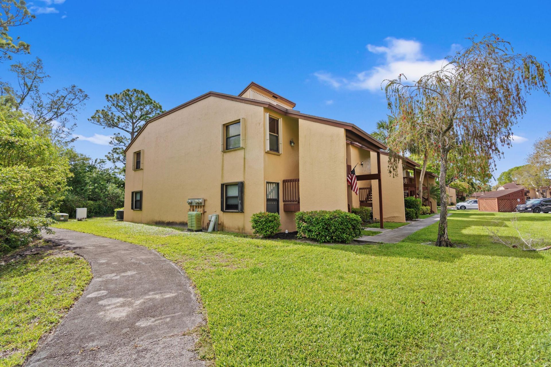 402 Lakeview Drive E, Royal Palm Beach, FL 33411 Photo