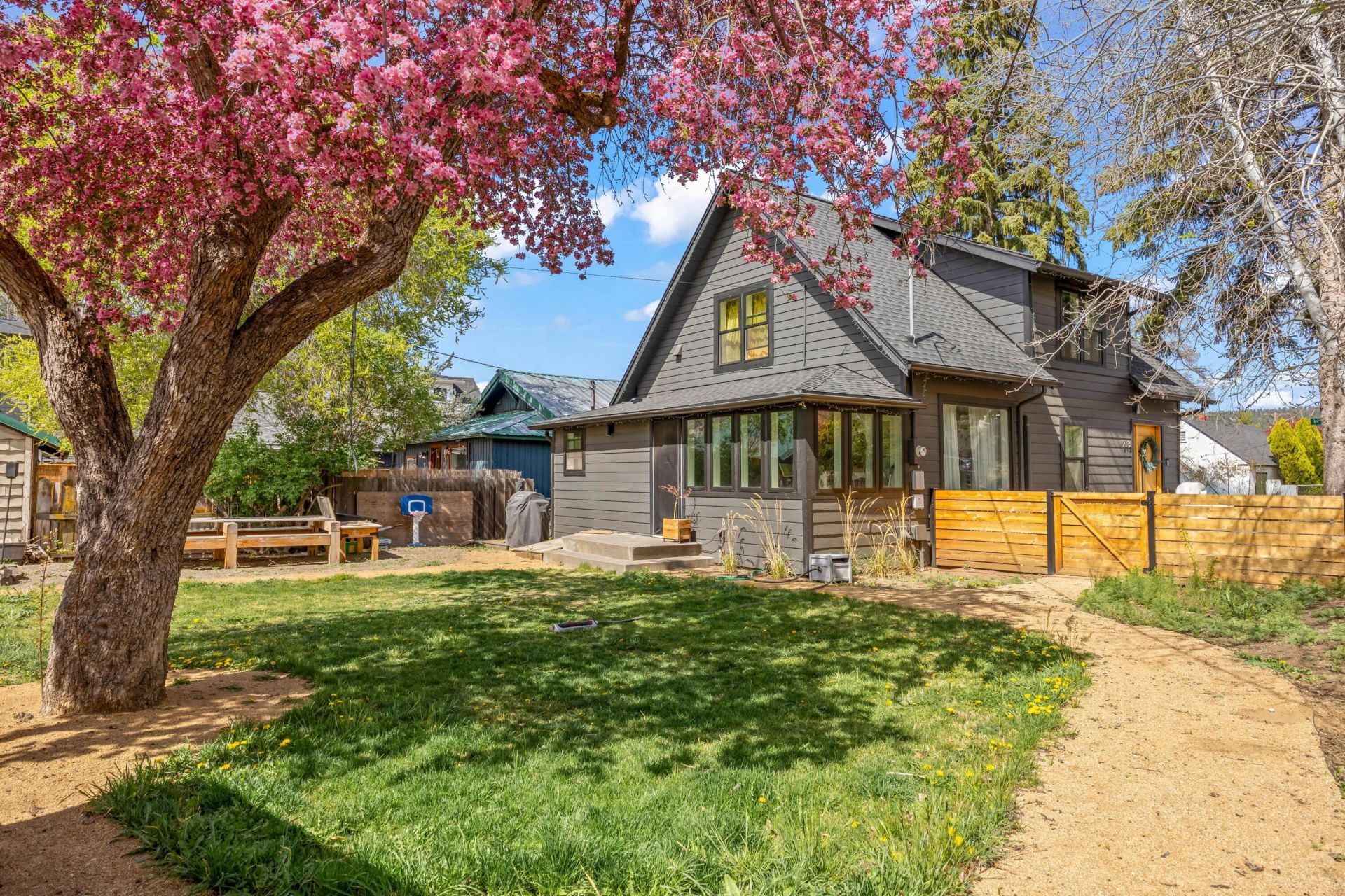 213 NW Riverside Boulevard, Bend, OR 97703 Main Photo