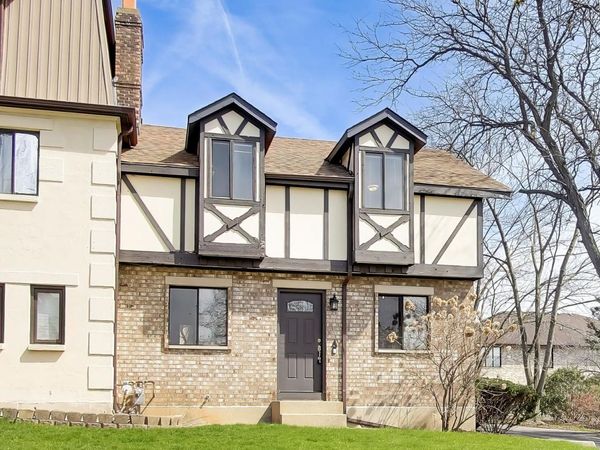 828 Village Quarter Road, Unit A, West Dundee, IL 60118