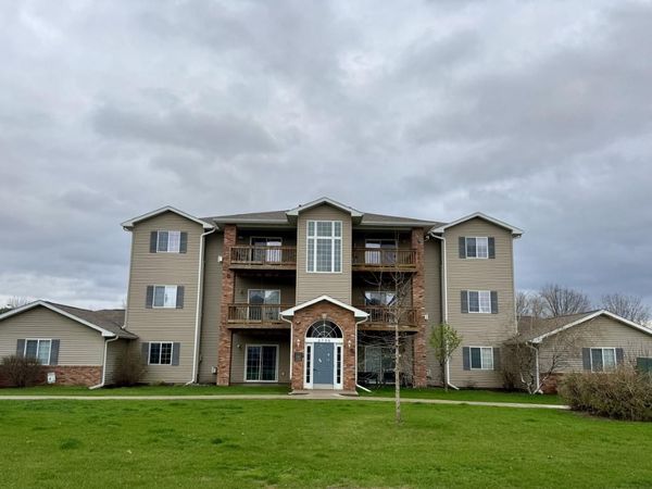 2706 Triple Crown Ln, Unit 1, Iowa City, IA 52240