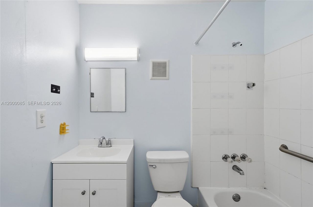 490 E 45th St, Hialeah, FL 33013 Photo