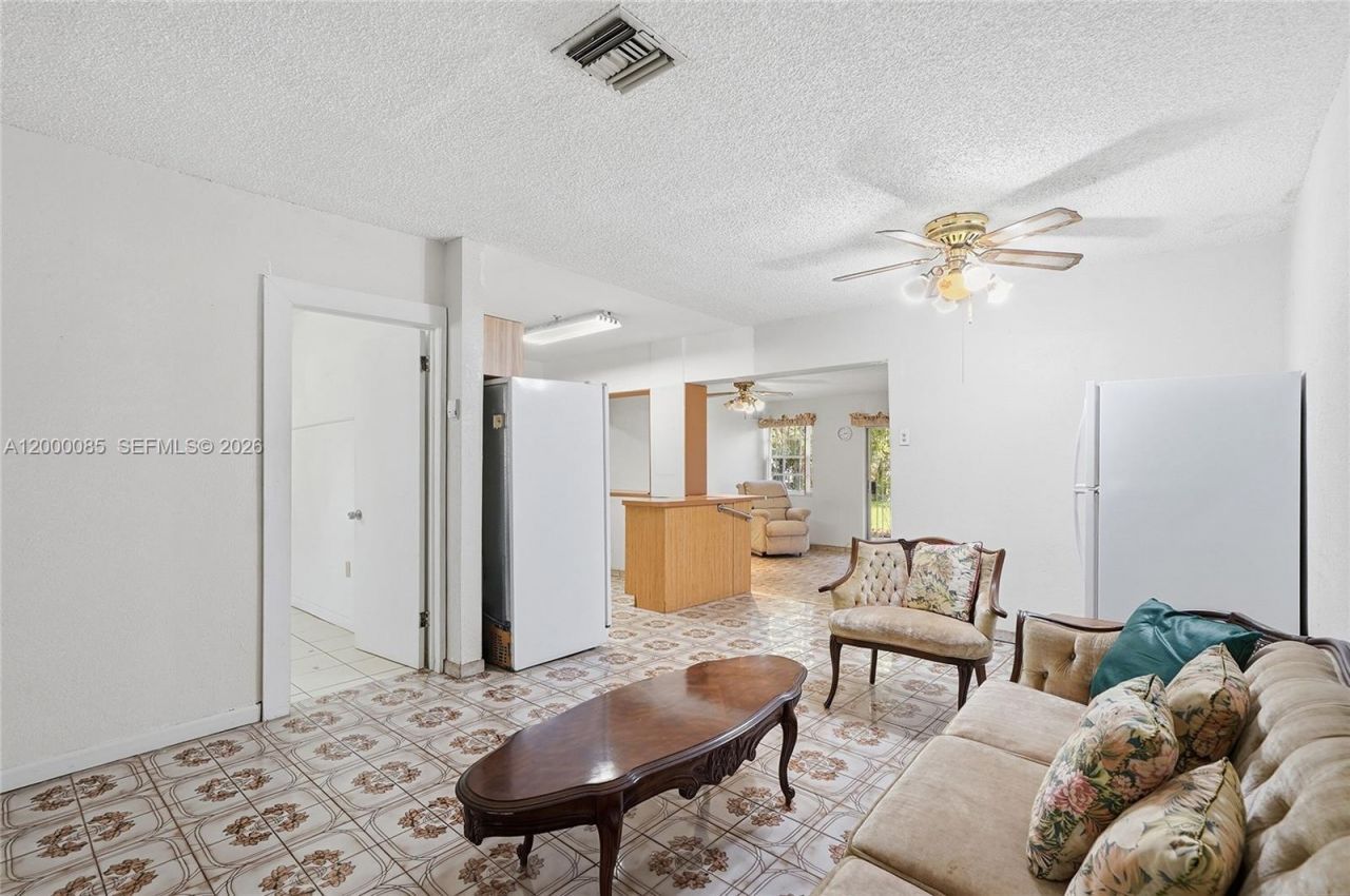 490 E 45th St, Hialeah, FL 33013 Photo