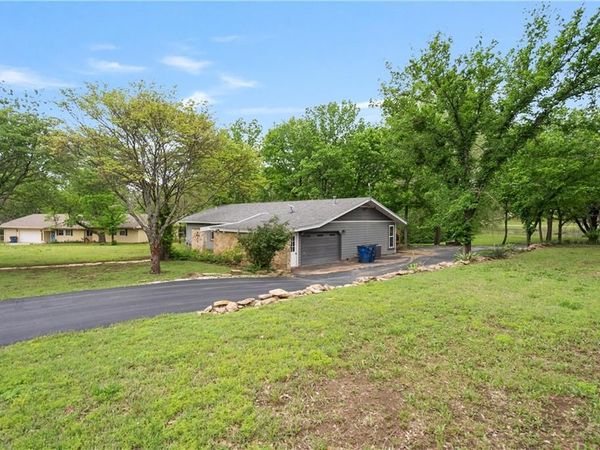 106 Oak Hills Drive, Coffeyville, KS 67337