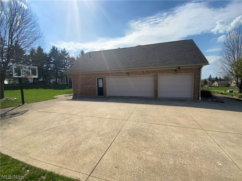 6922 Thornwood Street NW, Canton, OH 44718 Photo 2