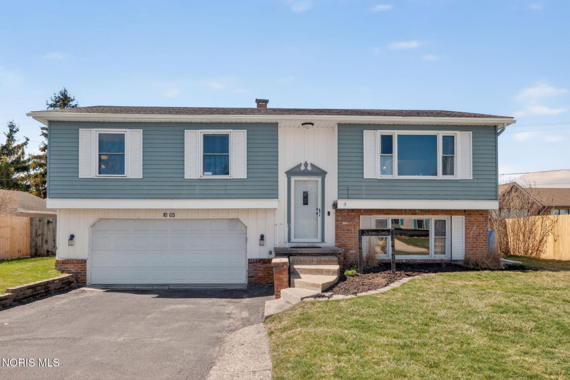 1005 Farmington Road, Maumee, OH 43537 Main Photo