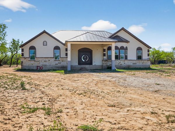 510 HIGH MDW, Lytle, TX 78052