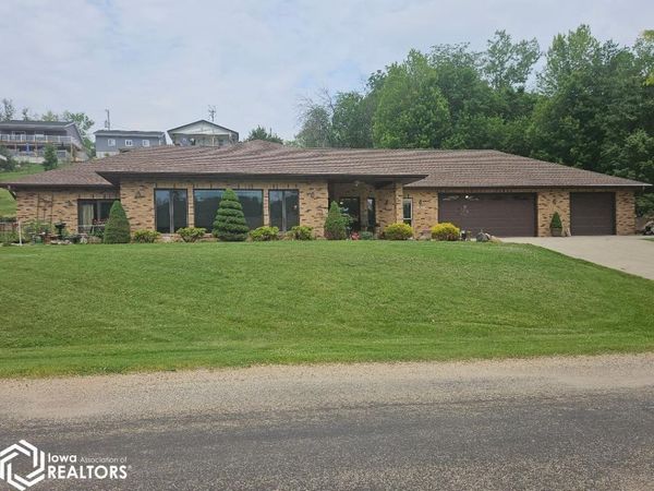 1326 Lakeshore Drive, Brooklyn, IA 52211