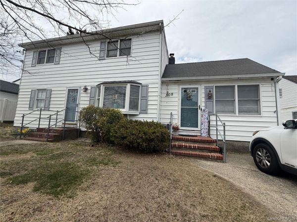 308 Kansas Street , Lindenhurst, NY 11757