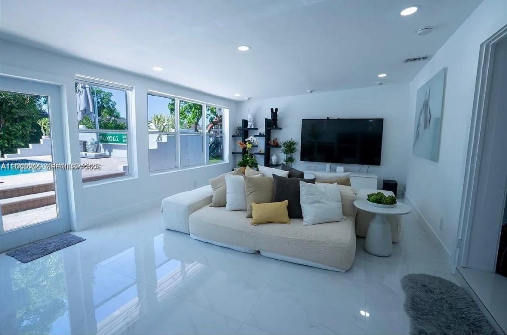 31 SW 6th St, Hallandale Beach, FL 33009 Photo