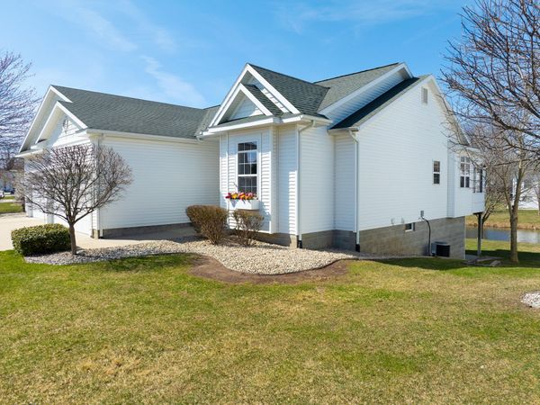 2498 E Turning Leaf Way, Fruitport, MI 49415