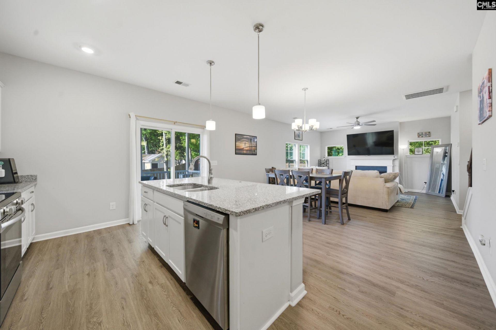 100 Leamington Way  Photo 17