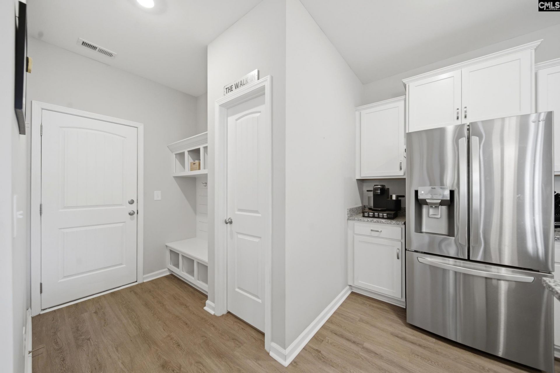 100 Leamington Way  Photo 20