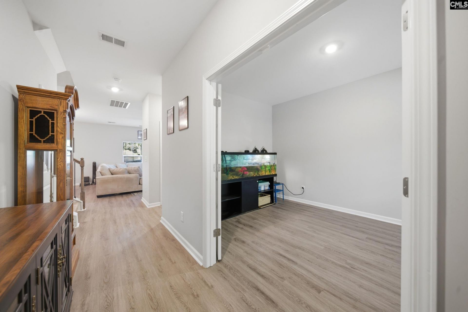 100 Leamington Way  Photo 6