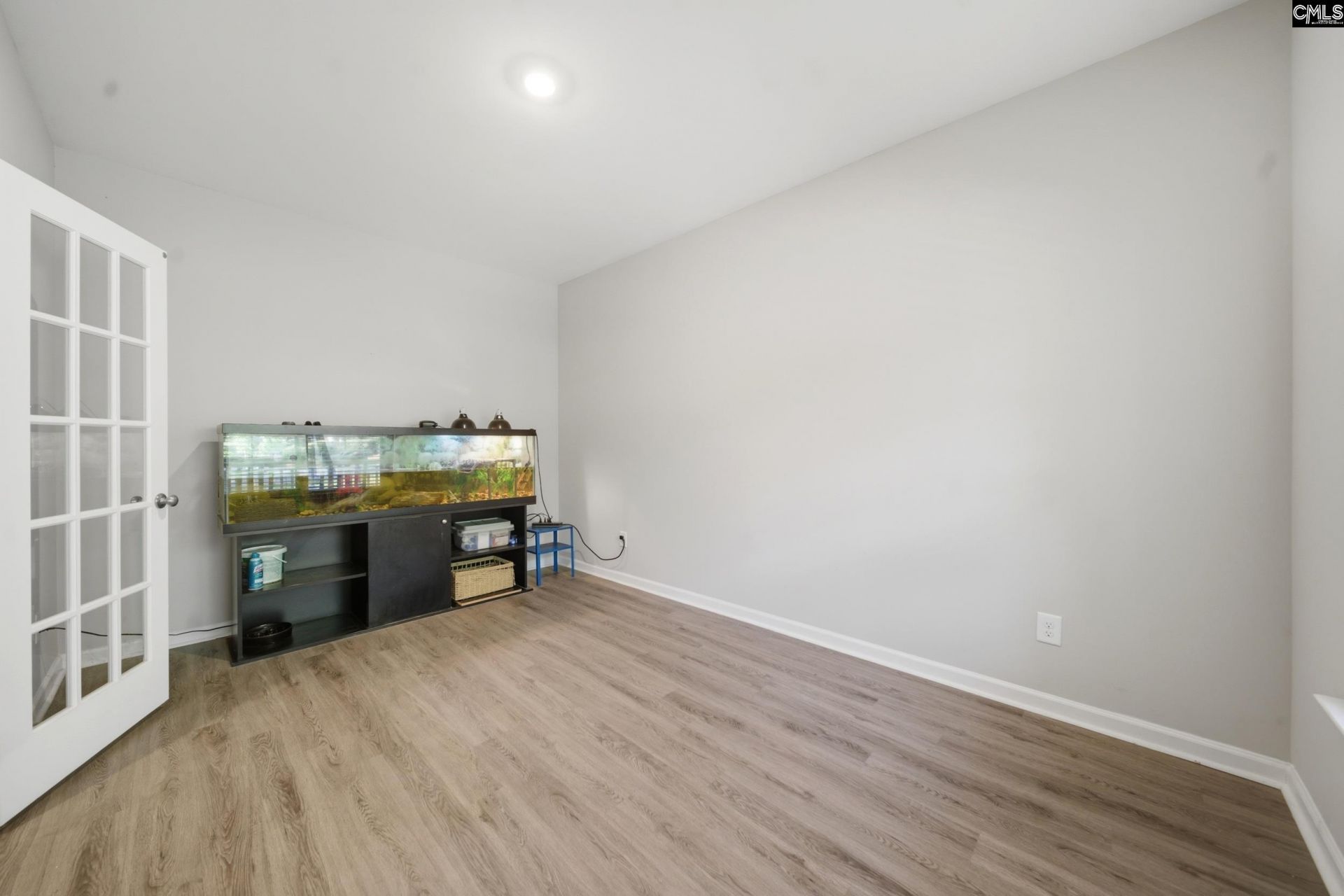 100 Leamington Way  Photo 7