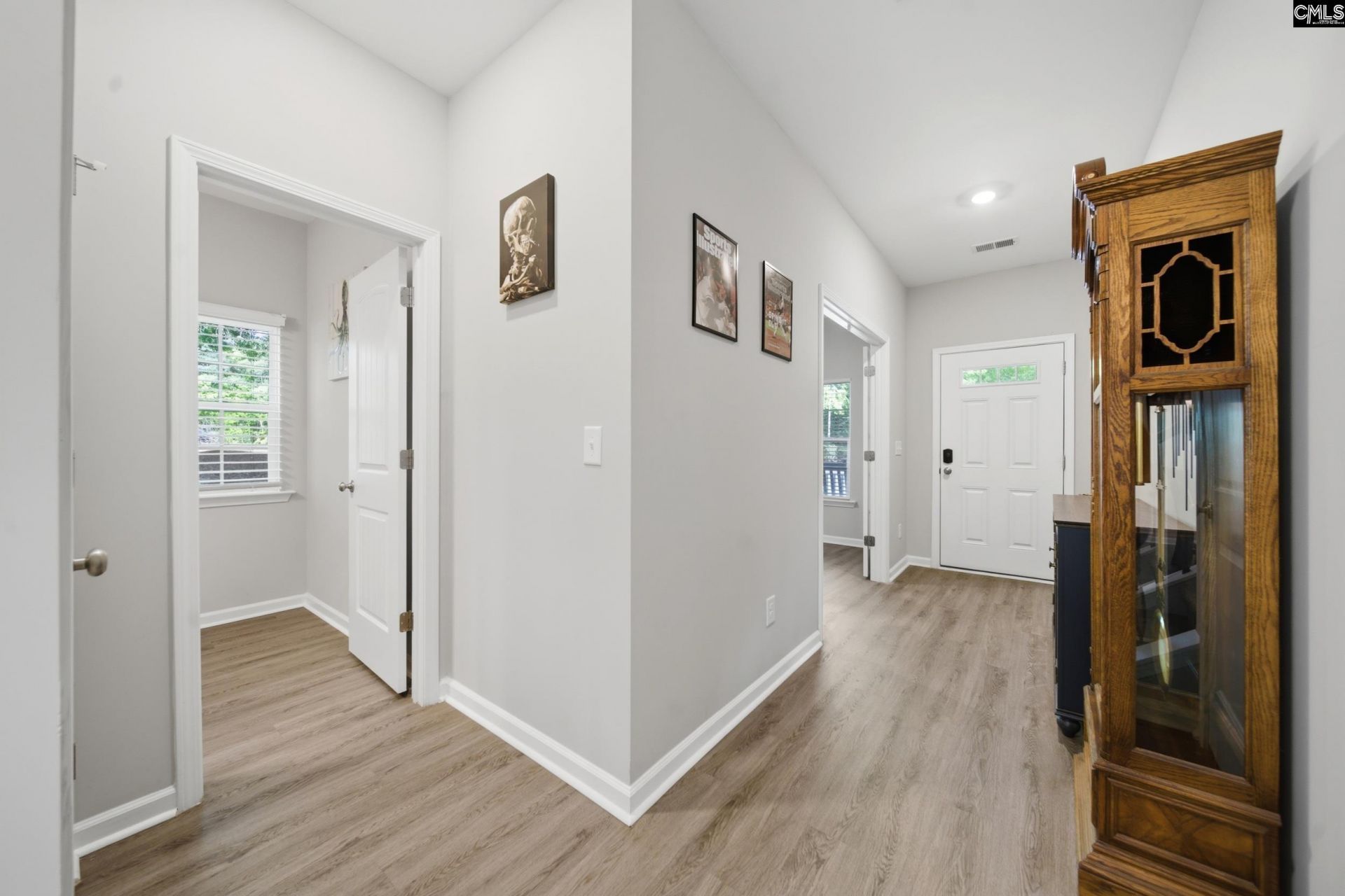 100 Leamington Way  Photo 9