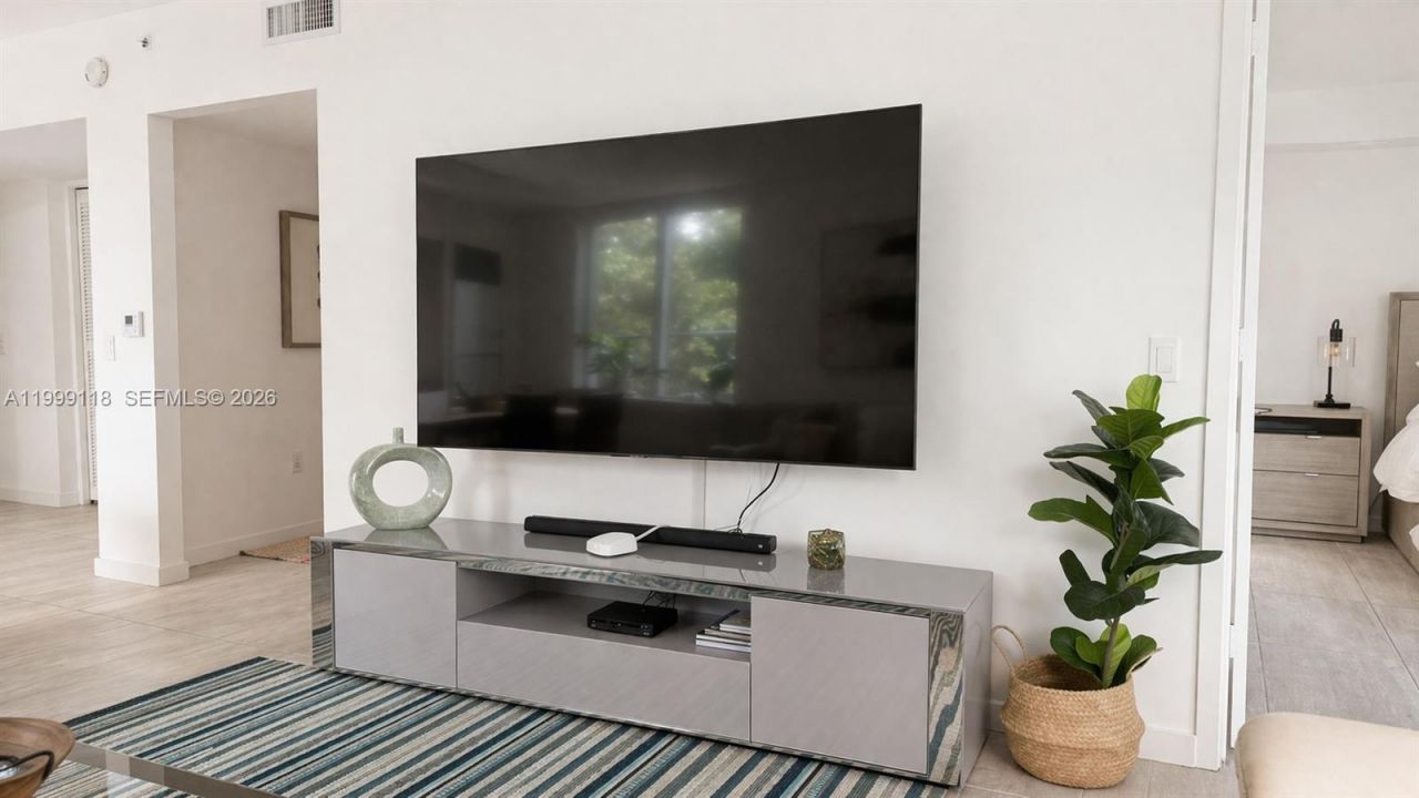 31 SE 6th St, Unit 301, Miami, FL 33131 Photo