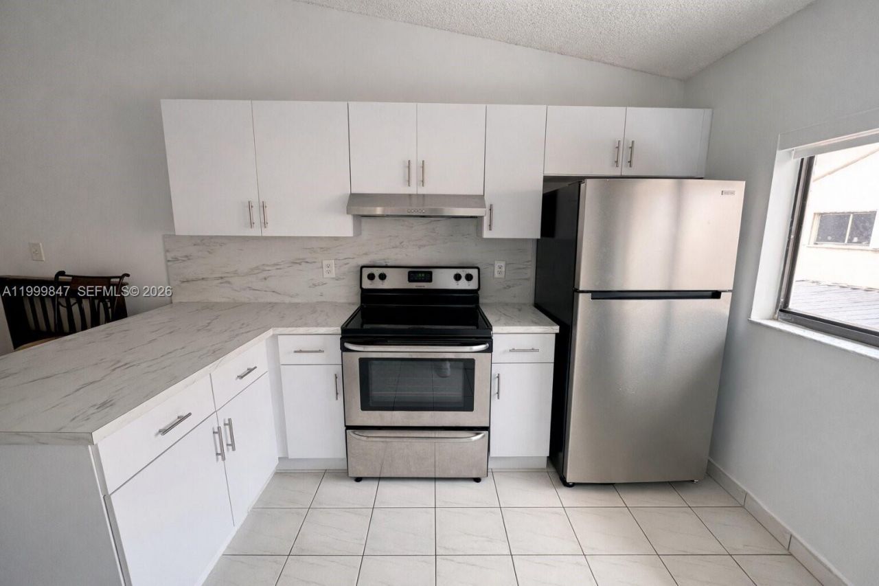 7891 W 29th Way, Unit 202, Hialeah, FL 33018 Photo