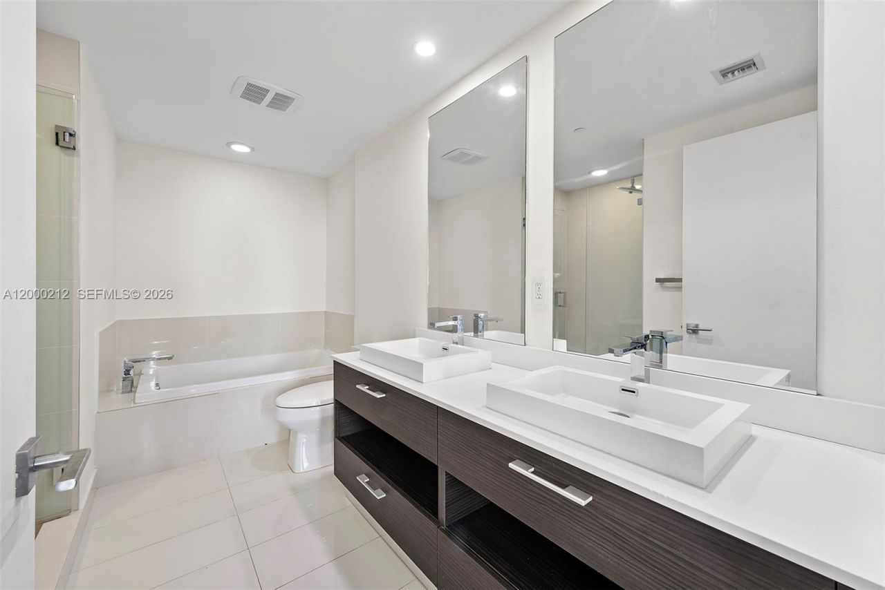 45 SW 9th St, Unit 4006, Miami, FL 33130 Photo